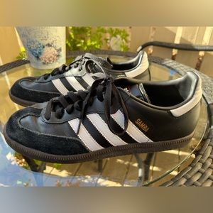 Adidas Black Samba OG.